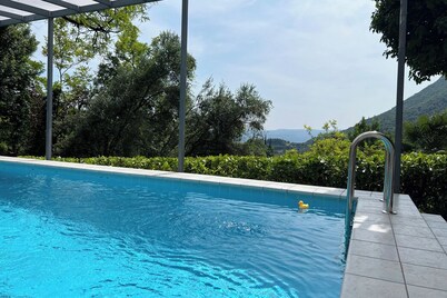 Villa in the countryside with 2 apartments, private swimming pool, party room and lake view