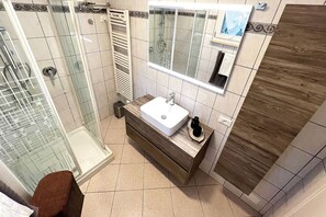 Shower, hair dryer, towels, soap - Villa in the countryside with 2 apartments, private swimming pool, party room and lake view (Toscolano Maderno)