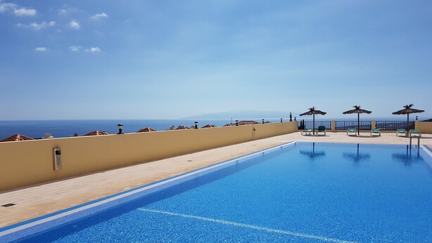 A swimming pool with a clear view of the sea and distant mountains. - Villa Roque del Conde 3 with fantastic sea view, Terrace, Pool, Wifi, SAT-TV (Costa Adeje)
