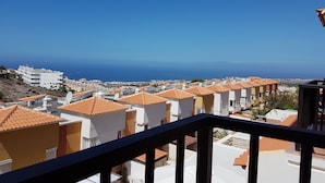 A residential area with terracotta-tiled roofs, white buildings, and a clear view of the sea. - Villa Roque del Conde 3 with fantastic sea view, Terrace, Pool, Wifi, SAT-TV (Costa Adeje)