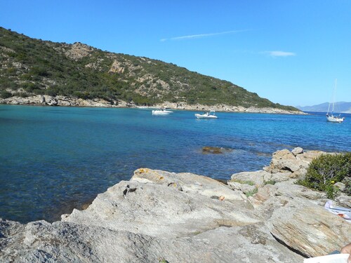 L'Ile-Rousse, lovely 4-person apartment, private parking, air conditioning and stunning sea view