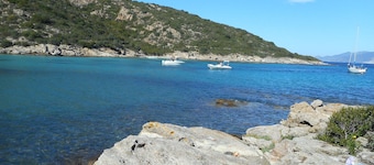 L'Ile-Rousse, lovely 4-person apartment, private parking, air conditioning and stunning sea view