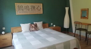 2 dormitorios, escritorio, tabla de planchar con plancha y wifi
