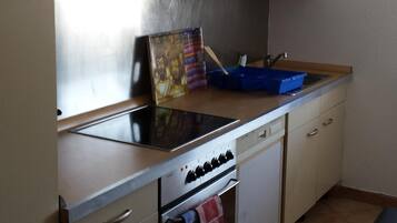 Geladeira, fogão, cooktop, lava-louças