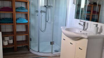 Douche, sèche-cheveux, serviettes fournies, savon