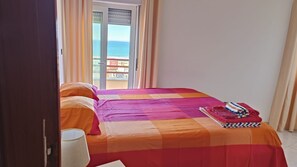 2 bedrooms, iron/ironing board, free WiFi, bed sheets - Apartment with sea view (Costa de Caparica)