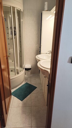 Douche, séchoir à cheveux, serviettes fournies, savon