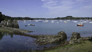 A harbor with multiple boats and a rocky shoreline. - Gîte de la Bézardais for 4 people in Dinan, Brittany, France. (Quévert)