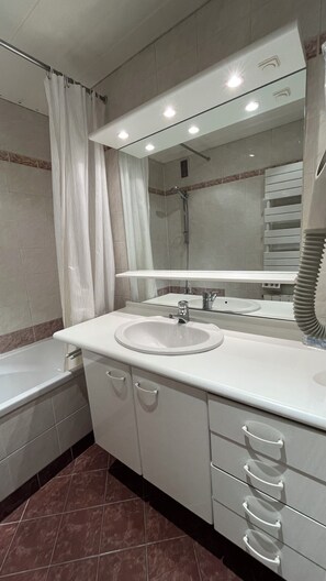 Bathtub, hair dryer, towels, toilet paper - Beautiful T2 apartment in Tignes Val Claret (Tignes)