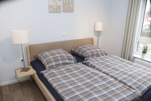 2 bedrooms, iron/ironing board, travel crib, WiFi - Modern APARTMENT, superior equipment, free WiFi  (Wangerland)