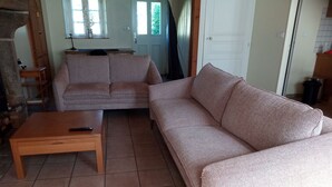 Un soggiorno con un divano, un tavolino e una televisione.