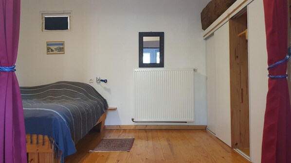 1 habitación, tabla de planchar con plancha, wifi gratis y ropa de cama