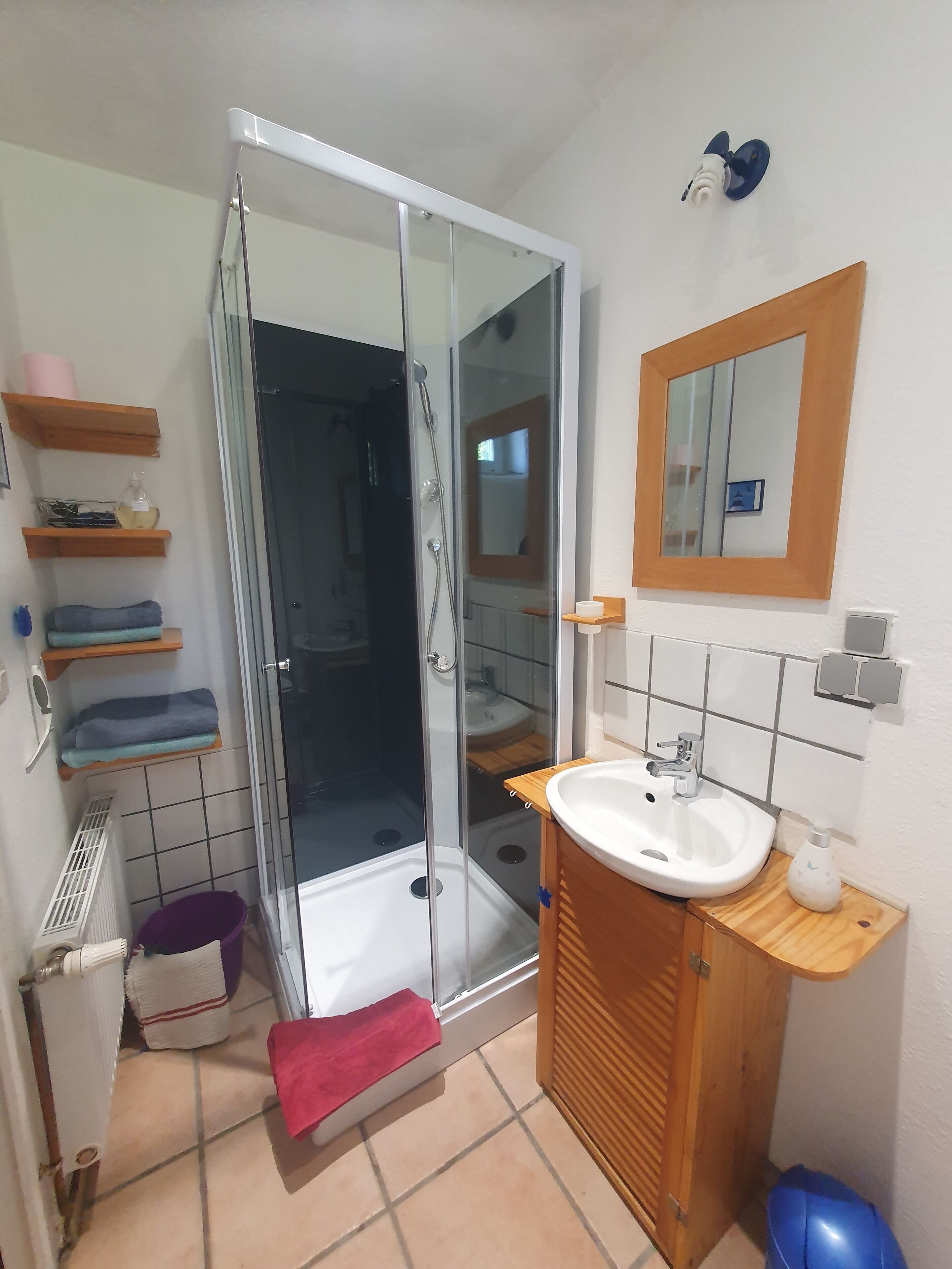 Douche, sèche-cheveux, serviettes fournies, savon