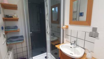 Douche, sĂšche-cheveux, serviettes fournies, savon