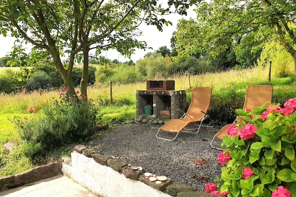 Privater Grillplatz unter Bäumen