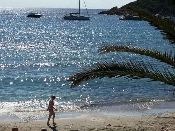 Beach nearby, sun-loungers, beach towels
