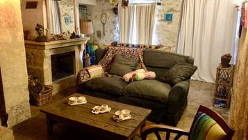 Télévision, cheminée, lecteur de DVD, baby-foot