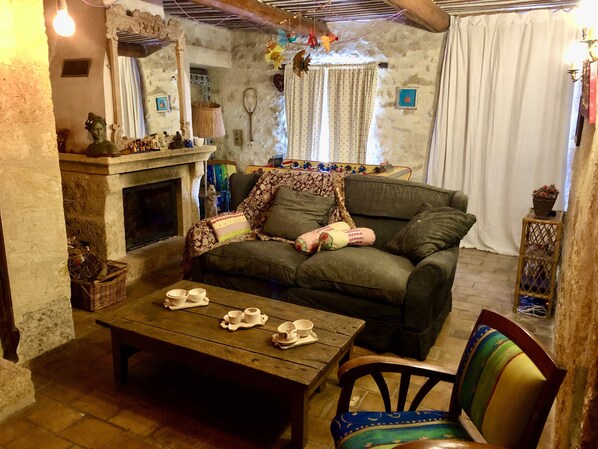 Televisión, chimenea, reproductor de DVD y futbolito