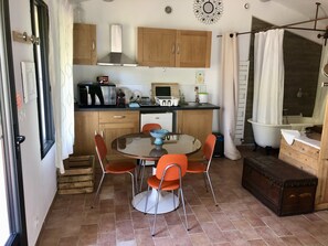 Dining - Farmhouse, swimming pool, billiards, trampoline, table soccer, bowling green (Salon-De-Provence)