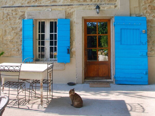 Outdoor dining - Farmhouse, swimming pool, billiards, trampoline, table soccer, bowling green (Salon-De-Provence)