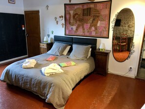 6 bedrooms, desk, iron/ironing board, free WiFi