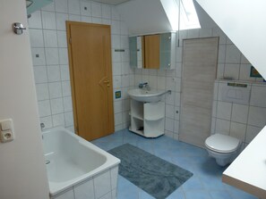 Ensemble douche/baignoire, sèche-cheveux, serviettes fournies