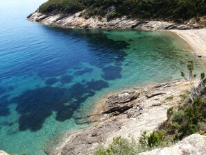 Ubicación cercana a la playa y tumbonas