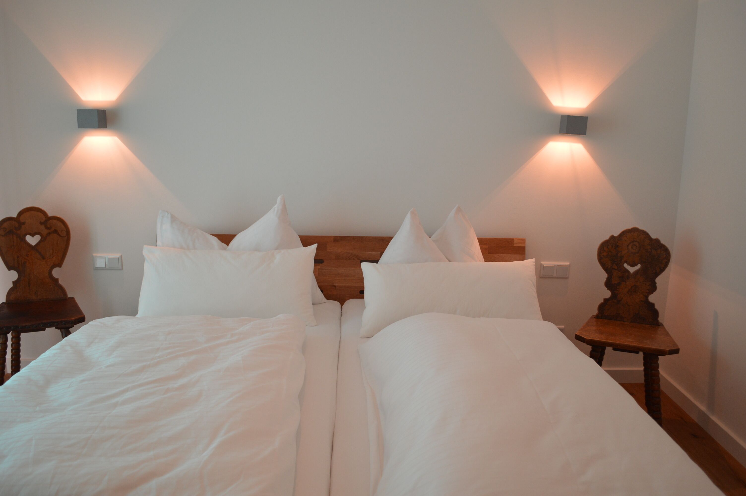 3 chambres, coffres-forts dans les chambres, fer et planche à repasser