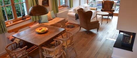 Televisie, een open haard, een dvd-speler en boeken