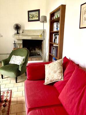 Téléviseur, foyer, lecteur de DVD, livres