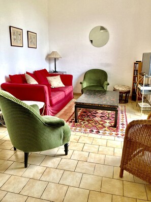 Téléviseur, foyer, lecteur de DVD, livres