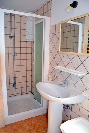 A bathroom with a shower, sink, and mirror. - Posh Villa Carla with private pool, near the beach (Balestrate)