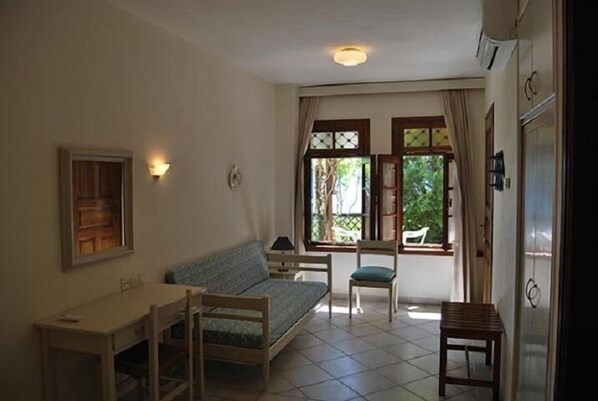Living area - 2-room apartment on the beach with garden for 5 people (Chorto)
