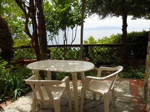 Outdoor dining - 2-room apartment on the beach with garden for 5 people (Chorto)