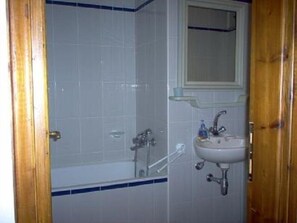 Combined shower/tub - 2-room apartment on the beach with garden for 5 people (Chorto)