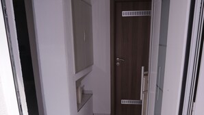 A hallway with a welcome mat, a door, and a vent on the wall. - Comfort apartment with open fireplace 3 *** (Kandern)