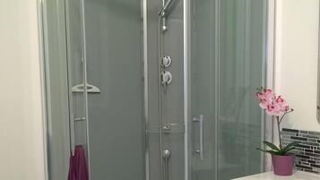 Douche, sĂšche-cheveux, serviettes fournies, savon