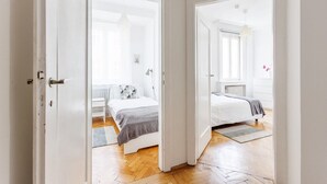 Une chambre à coucher avec un lit, une table de chevet et une fenêtre.