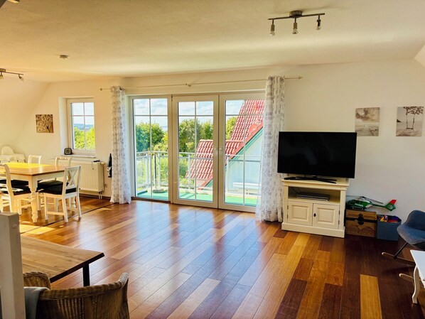 Fernseher, DVD-Player, Bücher, Stereoanlage