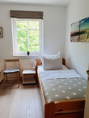 3 habitaciones, tabla de planchar con plancha y cuna de viaje