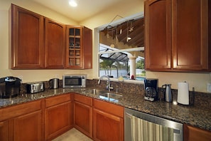 Fridge, microwave, oven, stovetop - Villa Unica- relax and enjoy (Cape Coral)