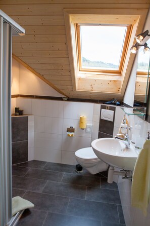 Shower, hair dryer, towels, soap - Comfortable apartment embedded between lake and mountains (Willerzell)