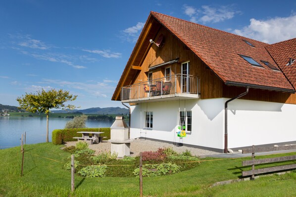 Property grounds - Comfortable apartment embedded between lake and mountains (Willerzell)