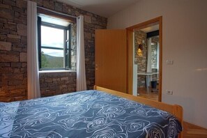 4 bedrooms, desk, iron/ironing board, free WiFi - Large Villa, with Pool, home Cinema, 25 min. from Beach. Private EV charging (Motovun)