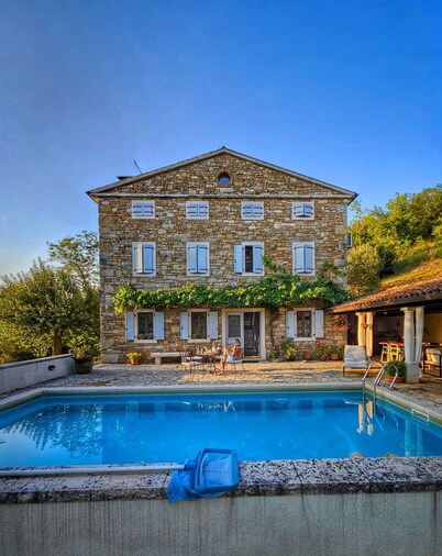 Large Villa, with Pool, home Cinema, 25 min. from Beach. Private EV charging