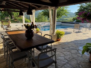 Outdoor dining - Secluded large Villa, with Pool, home Cinema, 25 min. from Beach. EV charging (Motovun)
