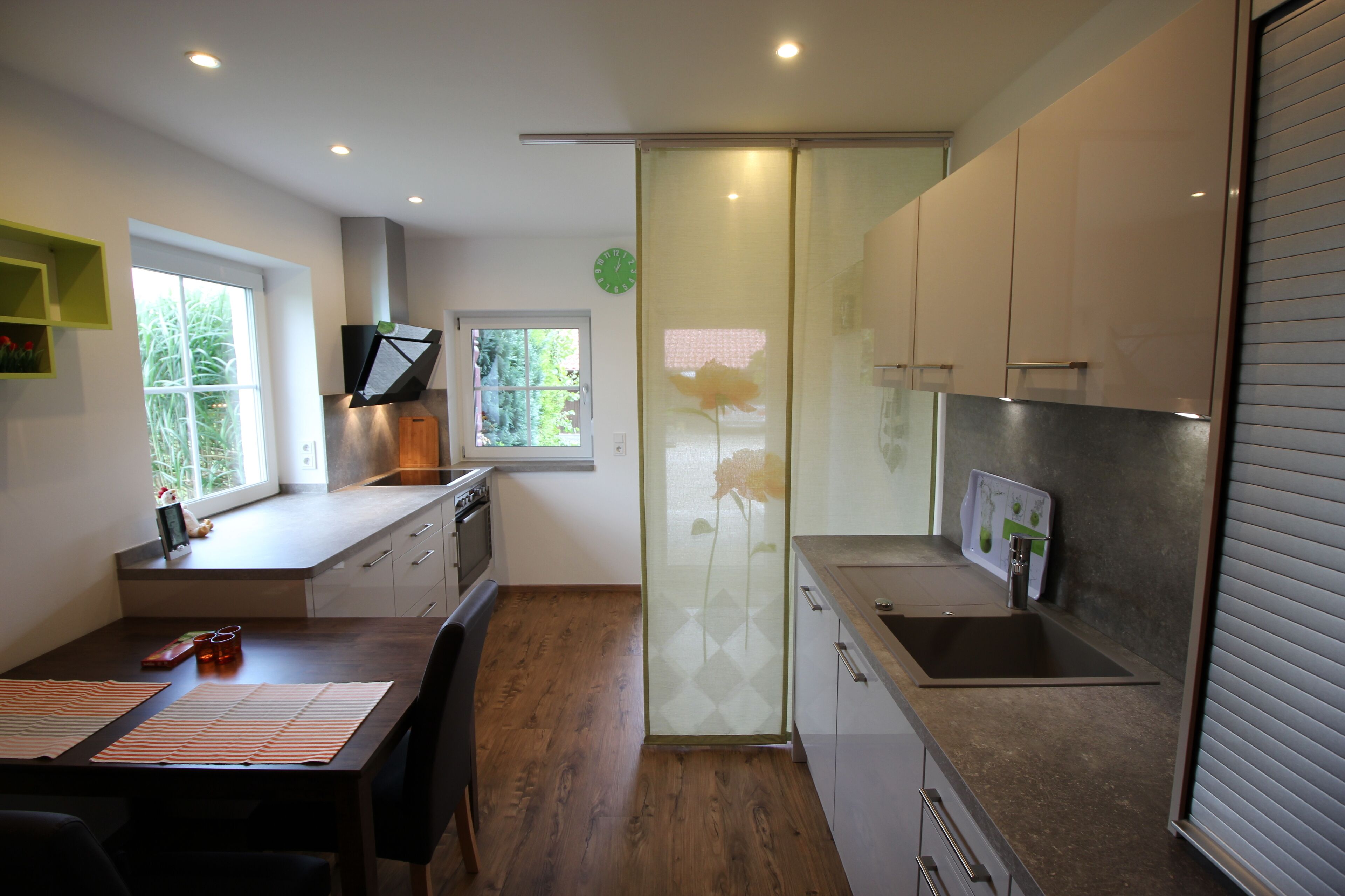 Een koelkast, een kookplaat, een vaatwasser