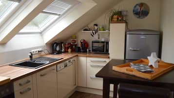 Kylskåp, mikrovågsugn, ugn och spishäll