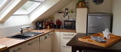 Coffee/tea maker, fridge, microwave, oven