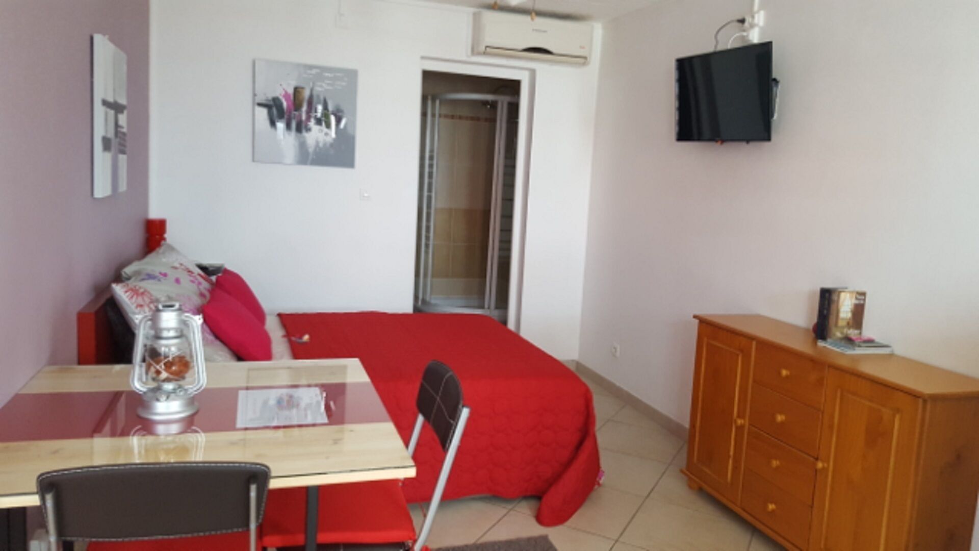 1 habitación, tabla de planchar con plancha, internet y ropa de cama 